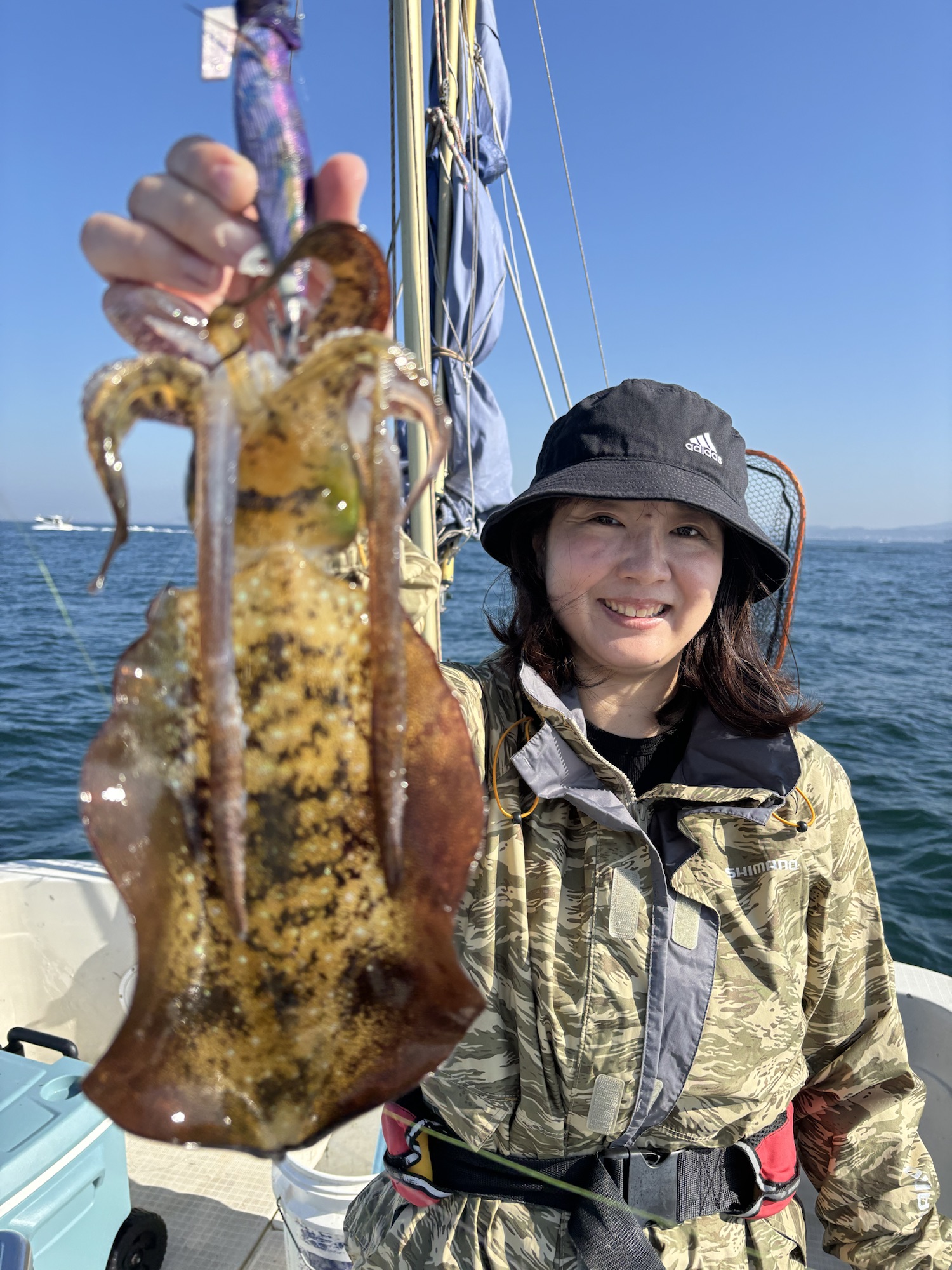 アオリイカを東京湾で釣る女性